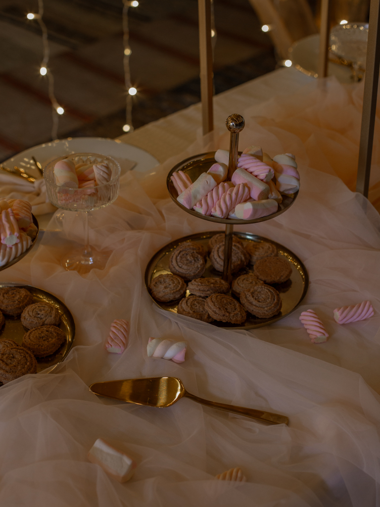 somistevuokraamo_kultainen_tarjoiluteline